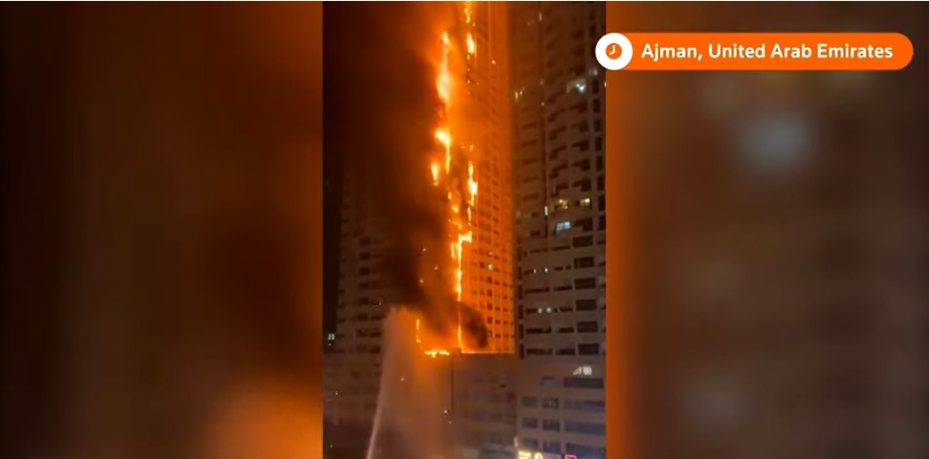 ВИДЕО: Голем пожар во облакодер во Емирати, жар летал низ целиот град