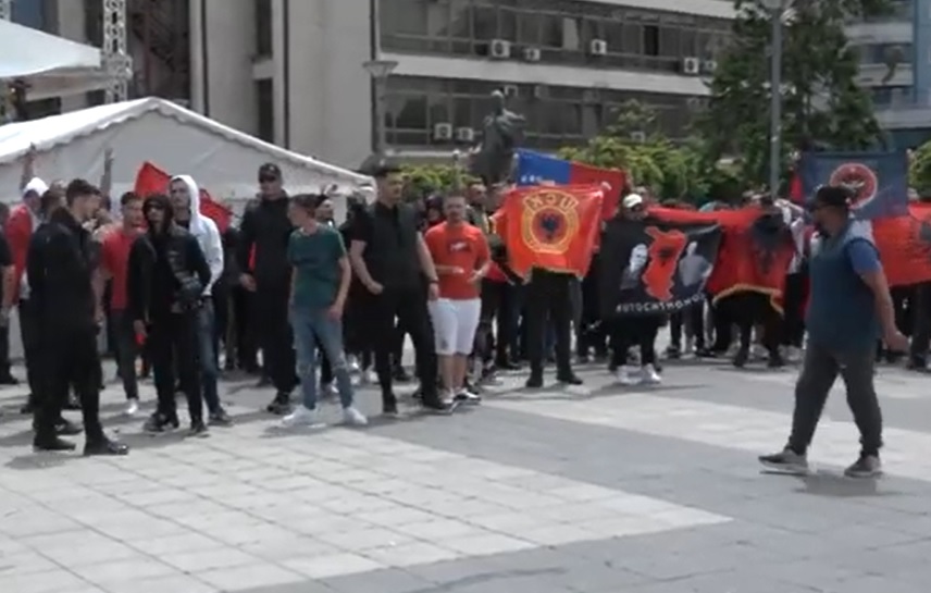 (ВИДЕО) Протест на Албанците во јужниот дел на Митровица, полицијата ги спречи да го поминат мостот