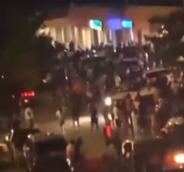 ВИДЕО: Пукано во 300 луѓе пред трговски центар во Илиноис, најмалку 17 повредени
