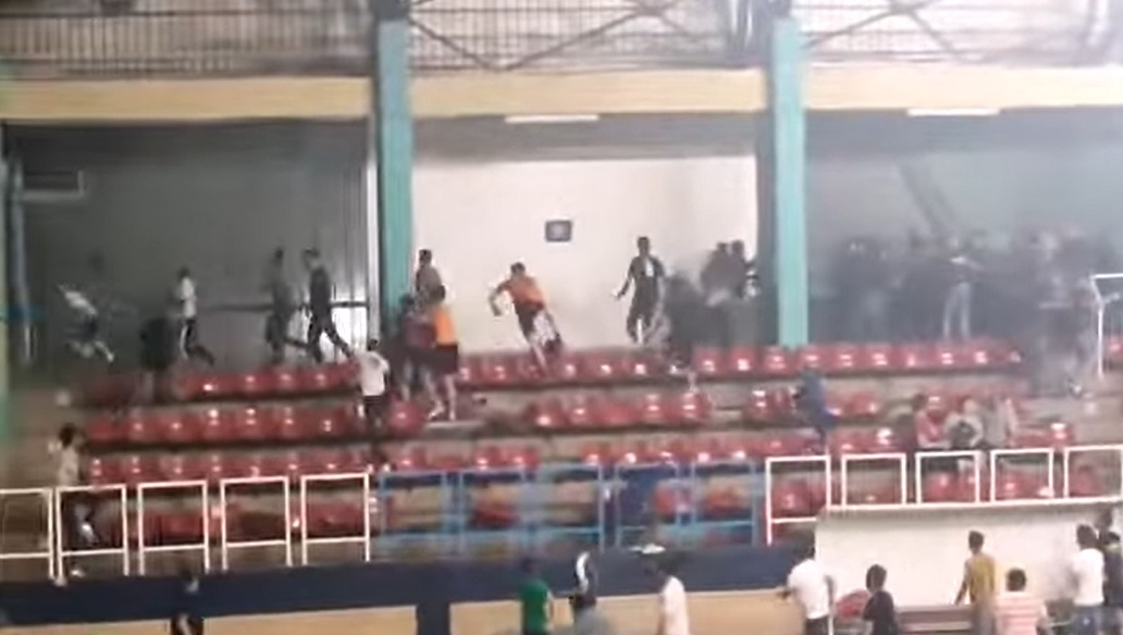 (ВИДЕО) Хаос на турнир во мал фудбал во Радовиш: Општа тепачка, боскови, летаат столчиња