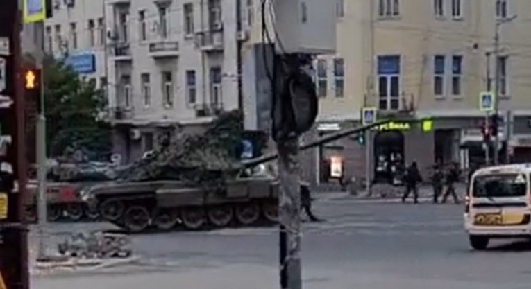 (ВИДЕО) Тенкови, војници и борбени возила на улиците на Ростов