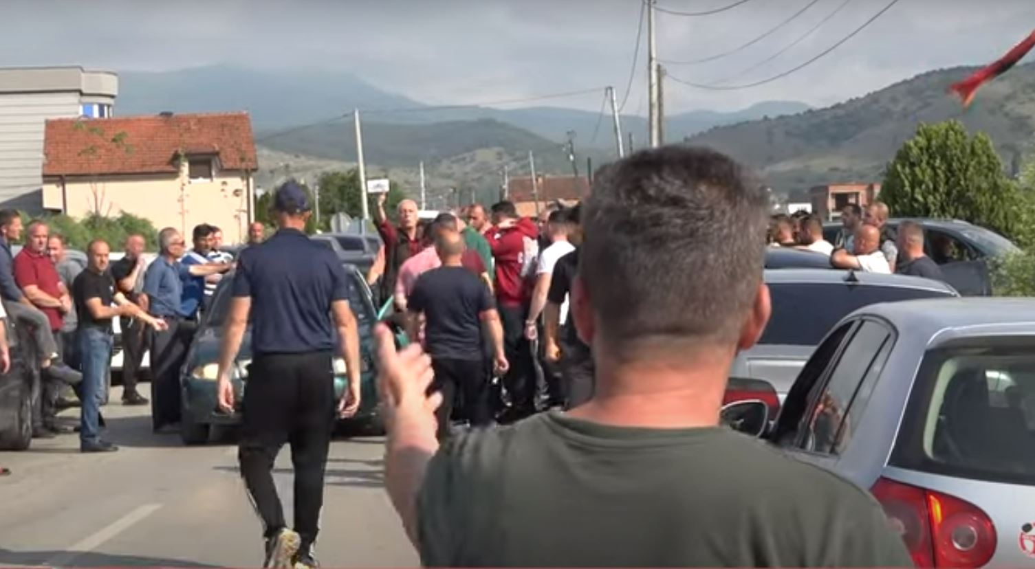 Жителите на Слупчане се уште го блокираат влезот:  Ќе го платиме долгот кон ЕВН, но не и каматите