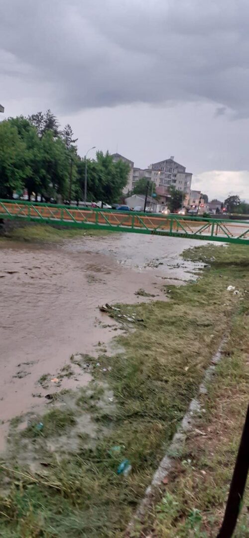 ЦУК: Обилни врнежи од дожд во Прилеп, зголемен водостојот на реките и излевање