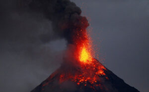 Еруптираше вулкан во Јапонија: Граѓаните добија итно предупредување