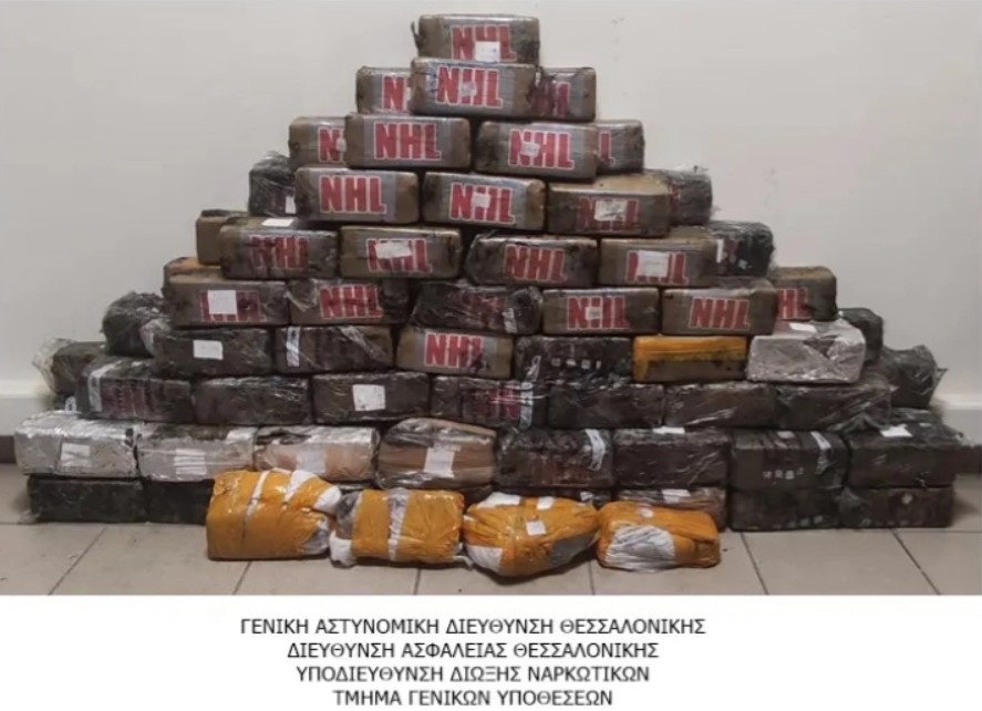 ВИДЕО: Запленети 160 килограми кокаин во Грција, биле скриени во контејнер со банани