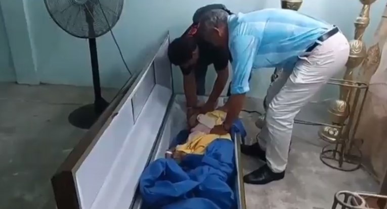 (ВИДЕО) Жена во Еквадор прогласена мртва, „оживеала“ доека ја подготвувале за погреб