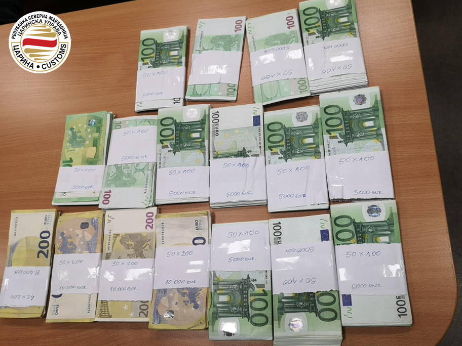 Патник на скопскиот аеродром се обидел да пренесе 100.000 евра во џебови: Царина му заплени 90.000 евра