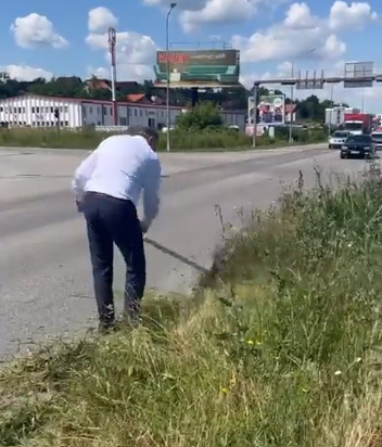 (ВИДЕО) Додик ја косеше тревата покрај патот во Бања Лука: Ова е последен пат да им ја работам работата