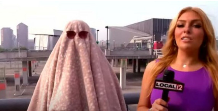 ВИДЕО: Жена се појави на концерт со ќебе на глава, кажа зошто се маскирала