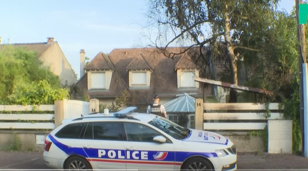 (Видео) Повредени жената и детето на градоначалник во Франција – бунтовници со автомобил се забиле во куќата додека спиеле