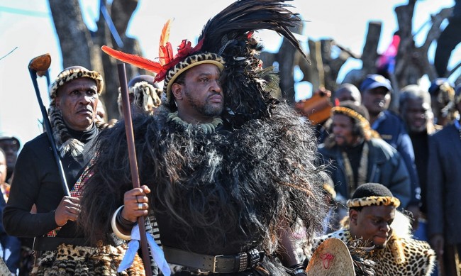 Кралот на племето Зулу во болница, има сомнеж дека е отруен