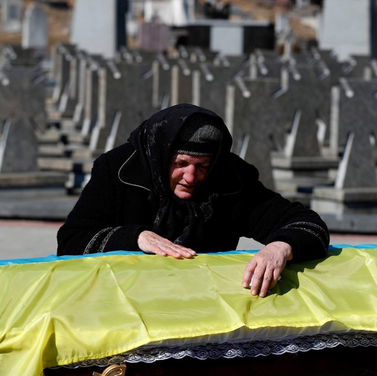 Најмалку три лица, меѓу кои и едно дете, загинаа во напади во Украина