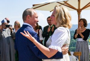 Поранешната австриска министерка која танцуваше со Путин се сели во Русија