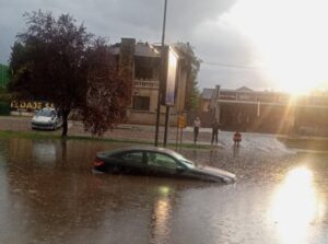 (ВИДЕО) Страшна снимка од поплавата во Нови Сад: Маж се обиде да го извлече автомобилот, заврши во вода до раменици