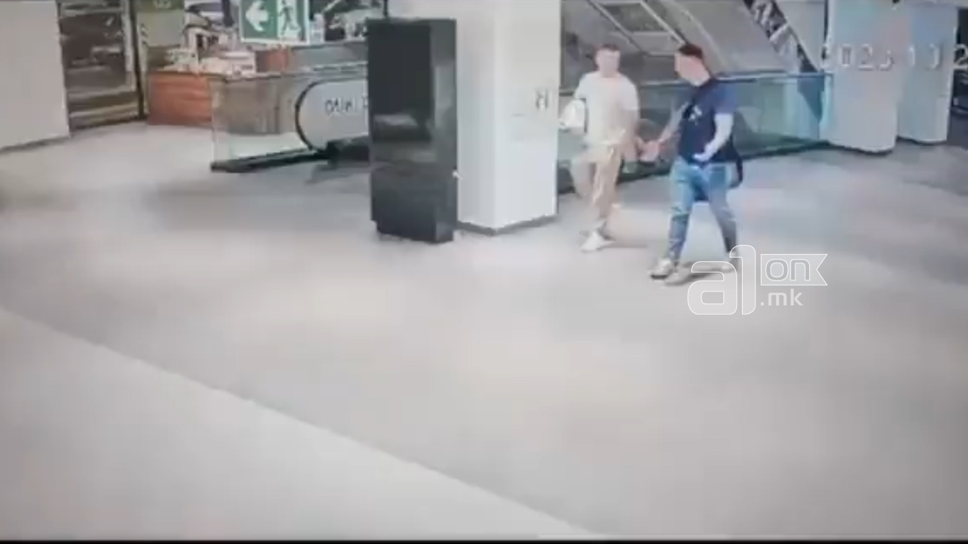 ВИДЕО: Лице во бел блузон пука кон Раде Штекли и неговиот пријател и ...
