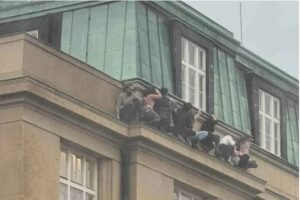 (ВИДЕО) Студентите на Универзитетот во Прага се обидоа да се скријат од напаѓачот на покривот на зградата