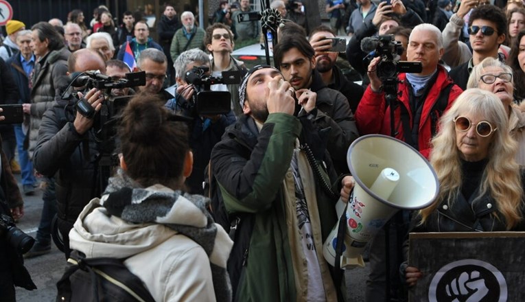 (ВИДЕО) Протест во Белград: Блокадерите повикуваат на линч на полицајци
