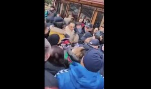 (ВИДЕО) Инцидент во Чашка: Полицијата со жив штит ја одбрани директорката која потпиша албанска паралелка