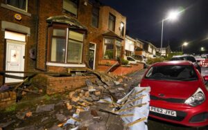 (ВИДЕО) Невреме беснее во Британија: Торнадо го погоди Манчестер