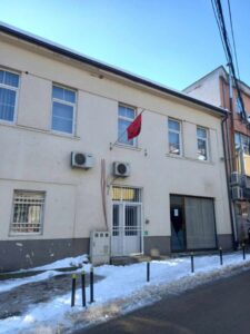 Левица: Во државна институција во Тетово истакнато само албанско знаме – ДПМНЕ молчи пред коалициониот партнер