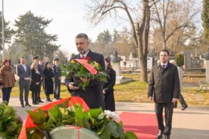 Делегација на СДСМ предводена од генералниот секретар Зечевиќ, положи цвеќе на вечното почивалиште на Глигоров