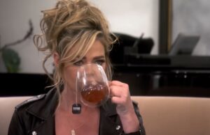 Холивудска актерка Денис Ричардс пие чај Good Nature во популарното ријалити-шоу „Вистинските домаќинки од Беверли Хилс“