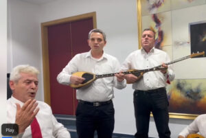 (ВИДЕО) Ахмети пее на цел глас: Музика во кабинетот на Груби за роденденот на лидерот на ДУИ