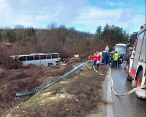 Десет патници се повредени во сообраќајна несреќа во Бугарија