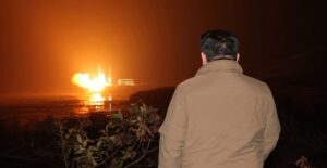 Ким Џонг-ун истрела крстосувачка ракета од подморница