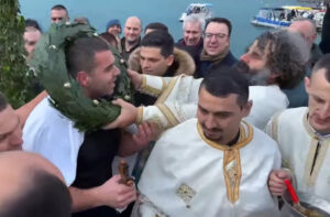 Никола Јакимовски го фати крстот во Охрид