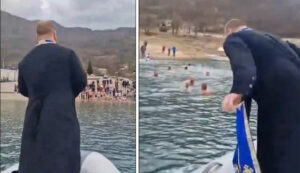 (ВИДЕО) Го фрли крстот, па откако го верниците го фатија, влезе во езерото: Црногорски свештеник хит на социјалните мрежи