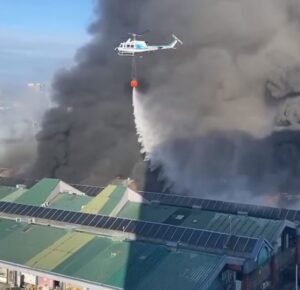 60 пожарникари и три хеликоптери го гаснат големиот пожар во Белград