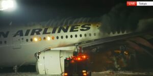 ВИДЕО: Се запали авион на писта на аеродром во Токио