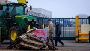 Земјоделците ги блокираа приодите до аеродромот во Франкфурт