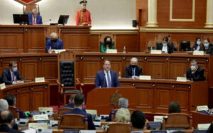 ВИДЕО: Повторно хаос во албанскиот парламент, сесијата заврши предвреме поради немири