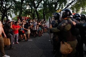 Најмалку 60 демонстранти се повредени на протестите во Буенос Аирес, полиција употребила гумени куршуми и солзавец