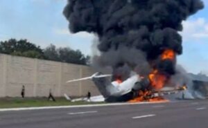 ВИДЕО: Авион се урна на автопат на Флорида, двајца мртви