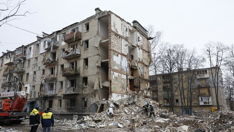 Неколку згради се оштетени во руски напад на Киев