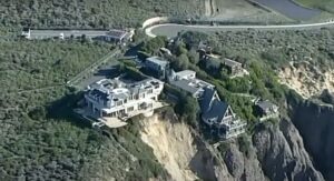 (ВИДЕО) Домови на милионери паднаа по карпи, од лизгањето на земјиштето луксузни вили на само милиметри од Пацификот