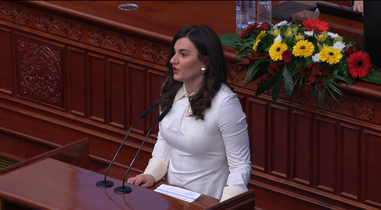 (ВИДЕО) Зајкова ги повика пратениците: Ајде колеги, сите на нотар, или сте за „само со македонско државјанство“ или манипулирате