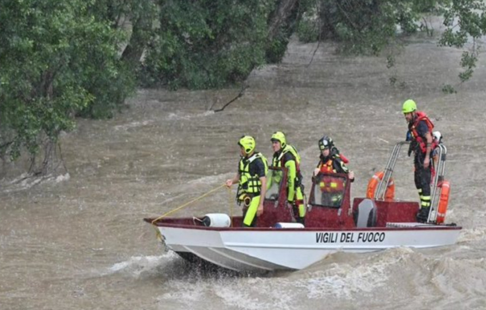 Поплави во Италија: Тројца млади исчезнаа во водата