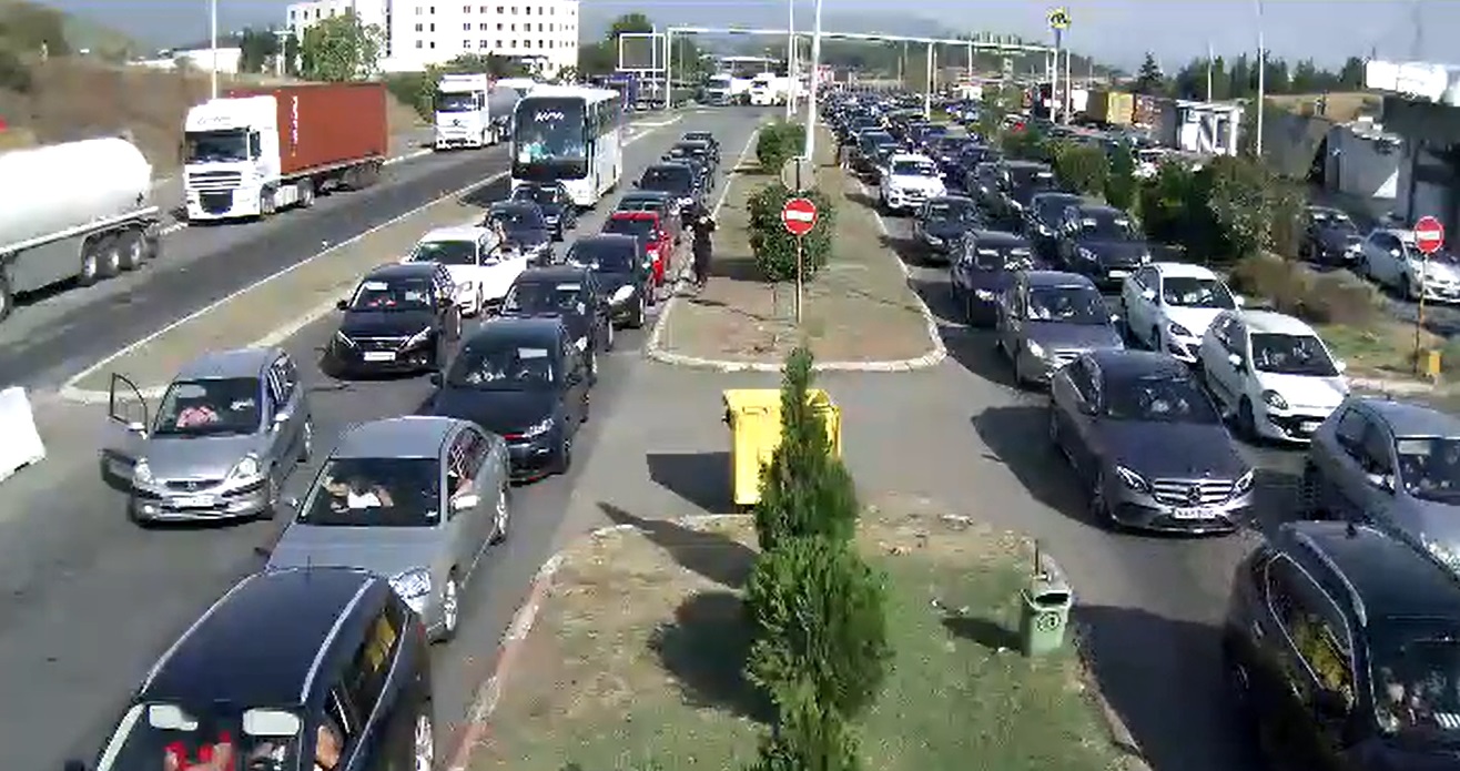 На ГП “Дојран” за излез кон Грција се чека до 30 минути, на грчка страна до еден час, на „Богородица“ од земјава излегле близу 22 000 патници