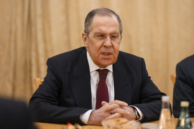 Лавров: Решавањето на конфликтот меѓу САД и Иран мора да ги земе предвид интересите на другите страни
