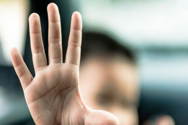 Скопјанец ја ја тепал и ја избркал сопругата од дома, децата ги заклучил во тоалетот