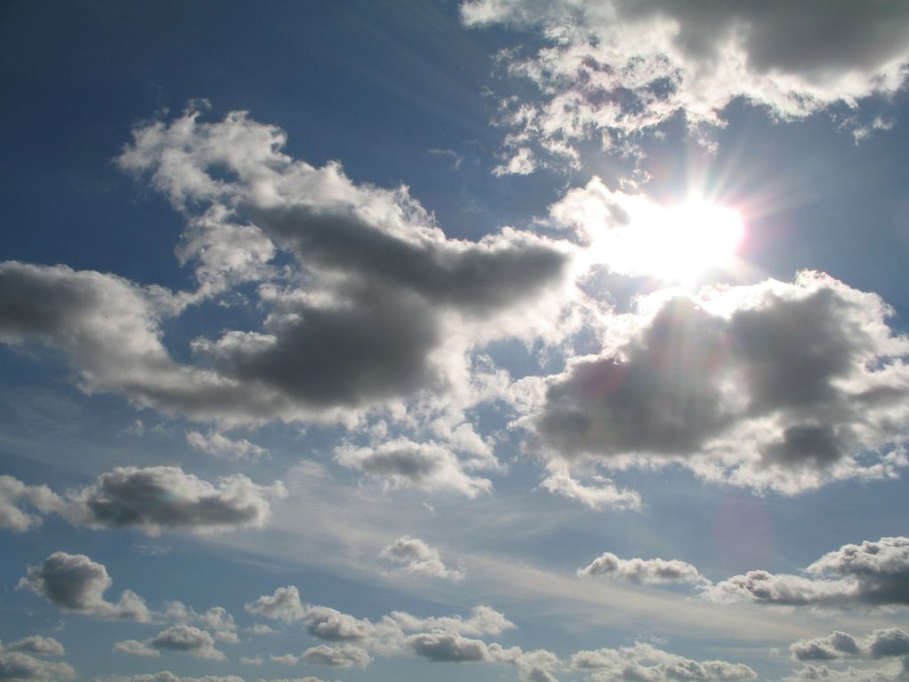 Променливо облачно време со сончеви периоди за празниците