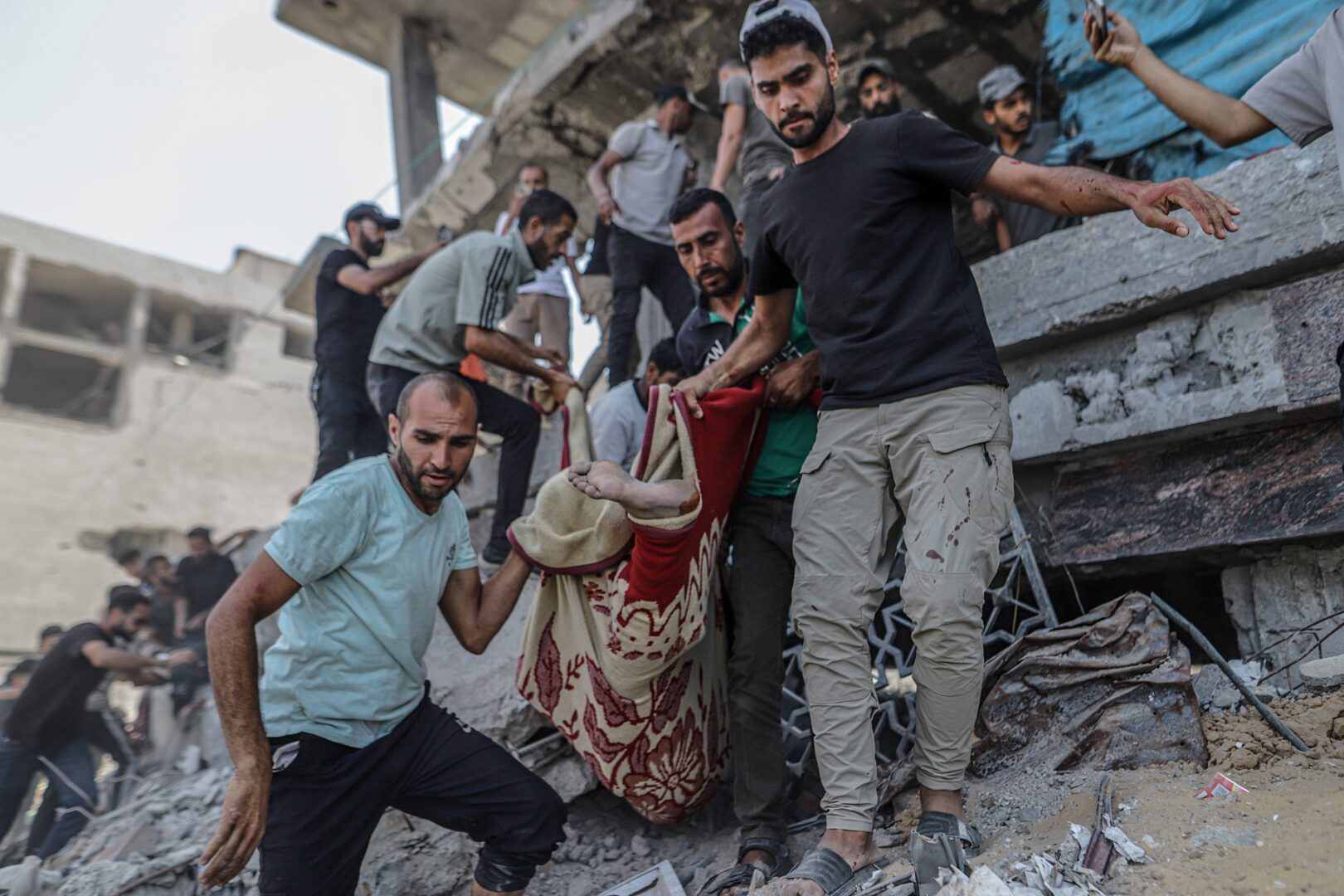 Иран: Најмалку петмина убиени во израелски напади врз петрохемиски постројки