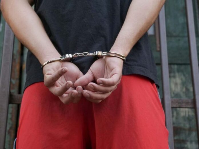 Приведени двајца малолетници во Неготино, проголтале бела грутчеста материја кога наишла полиција