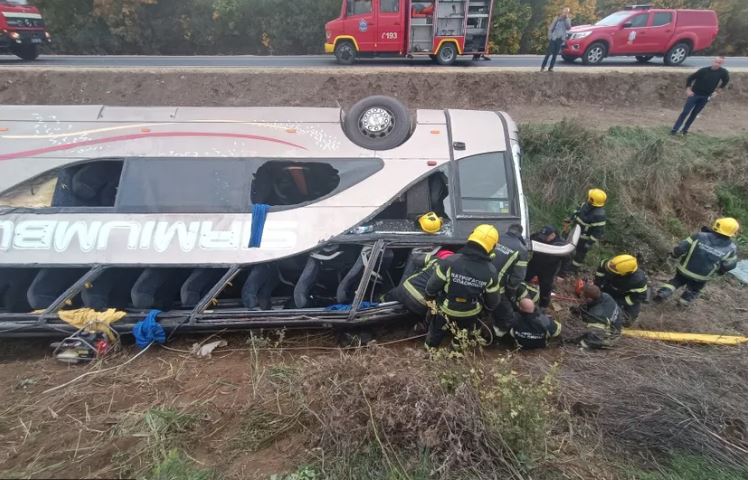 Сообраќајна несреќа во Унгарија: Автобус со деца излета од патот, возачот загина, 23 се повредени