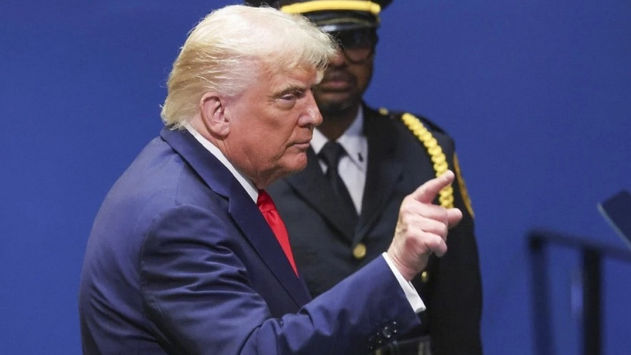 Судија му нареди на Трамп да ги врати CNN и Politico во Белата куќа