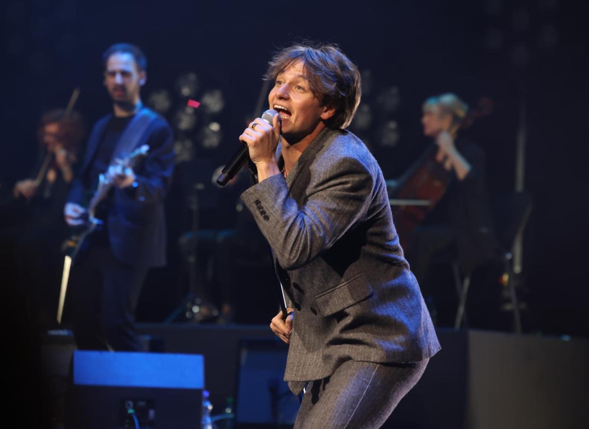 Има само две свои песни, а од пеењето во Србија заработи за четири стана